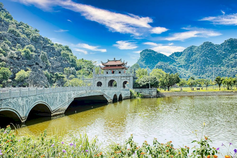 Hoa Lu Ancient Capital reflects Vietnam&rsquo;s royal past with ancient temples set amid dramatic mountain backdrops (Source: Pexels)